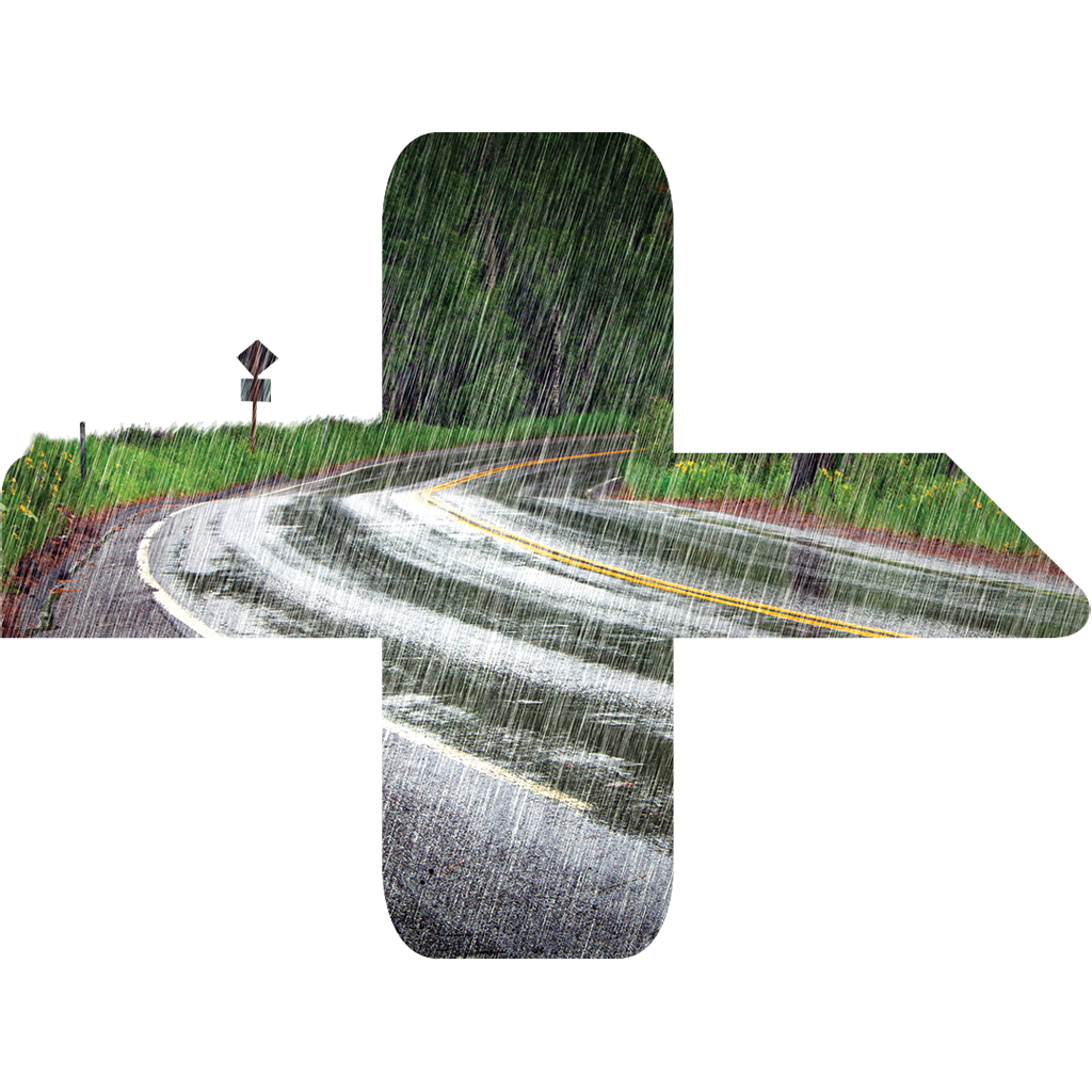 Route mouillée avec de la pluie tombante.